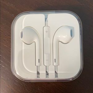 New Apple EarPods with headphone jack